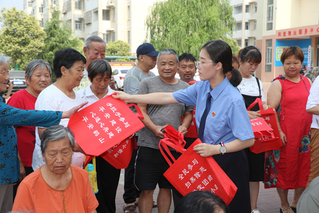 河南鹤壁鹤山区：到社区开展主题党日活动